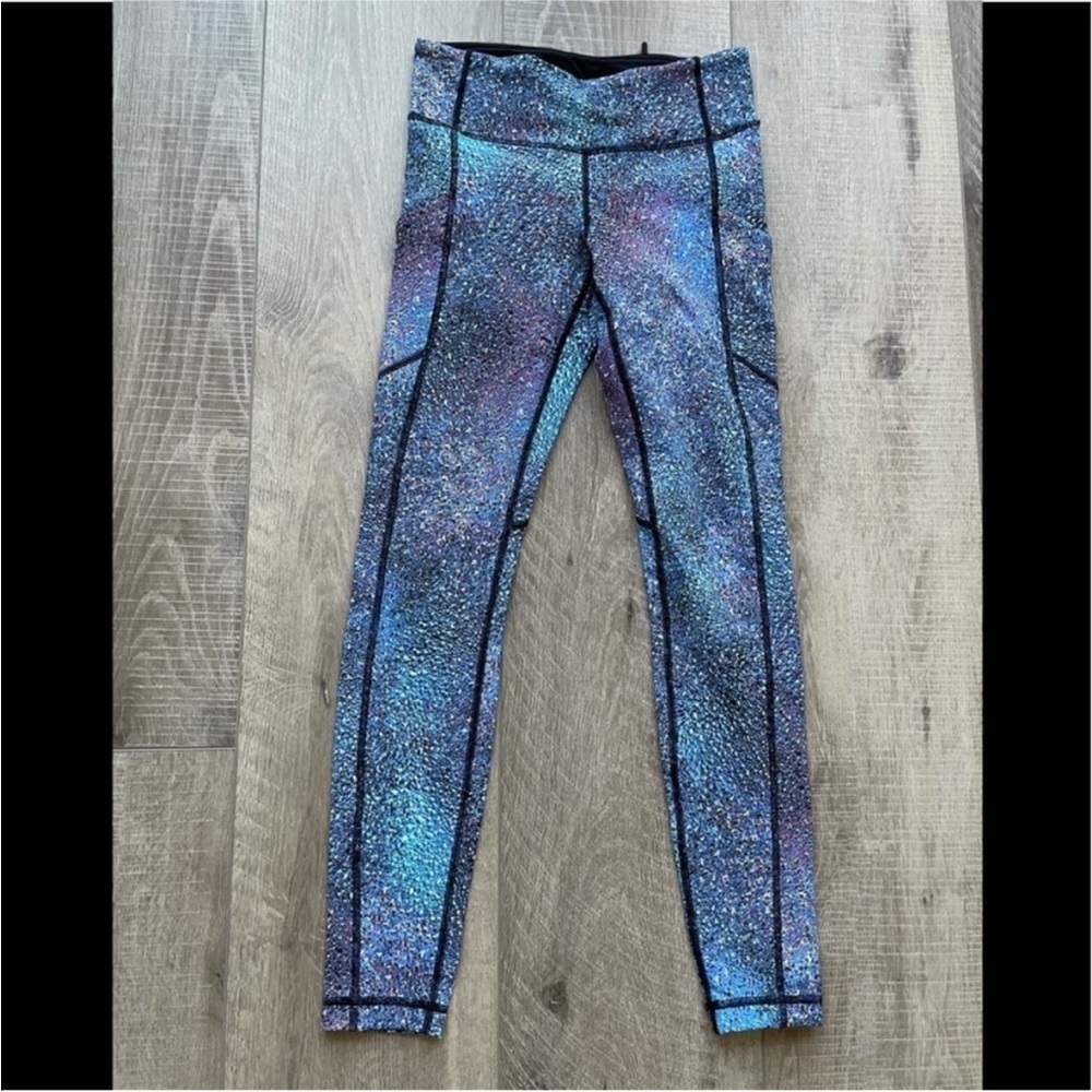 Lululemon Speed Tight V in Strive Multi Black Mermaid Print Size 4